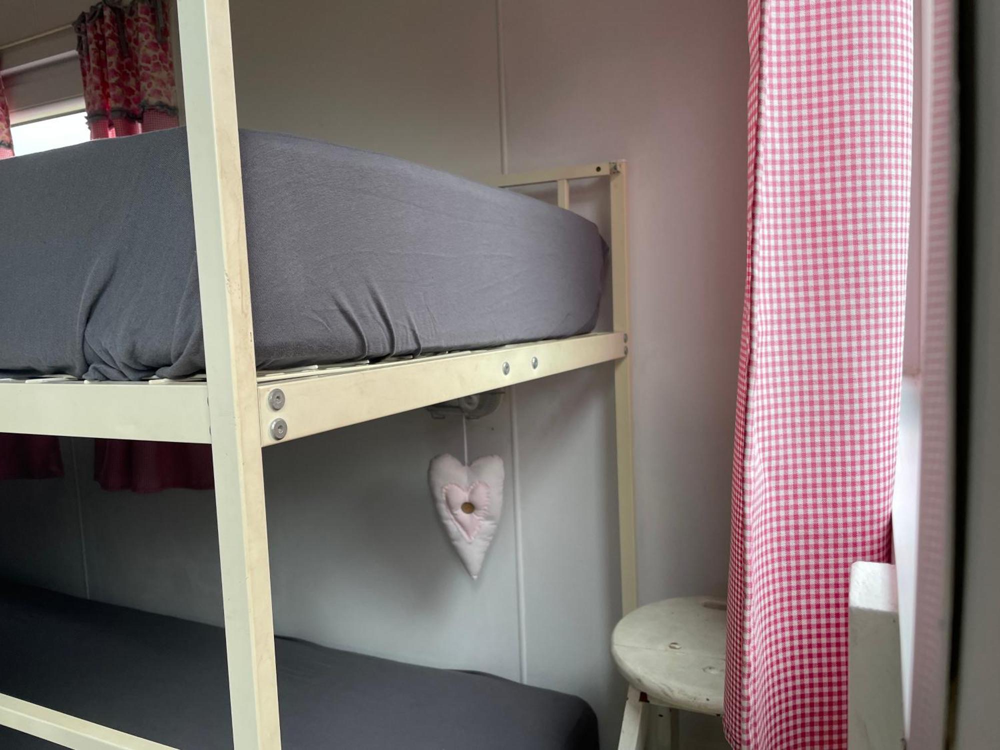 Kesteren Pipowagen Mamaloe Bed & Breakfast エクステリア 写真
